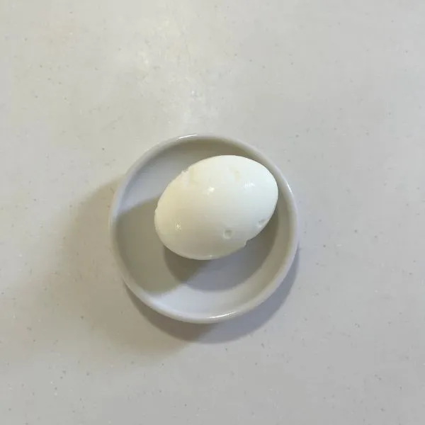 ゆで卵の殻を剥いた様子（撮影：grapeフード編集部）