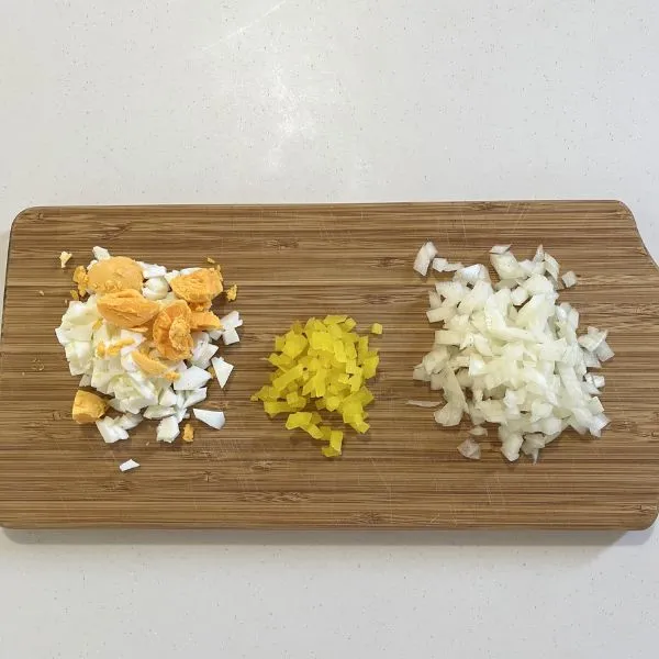 ゆで卵とたくあんとタマネギを細かく刻んだ様子（撮影：grapeフード編集部）