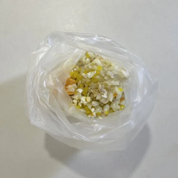 豆腐と具材と調味料をポリ袋に入れた様子（撮影：grapeフード編集部）