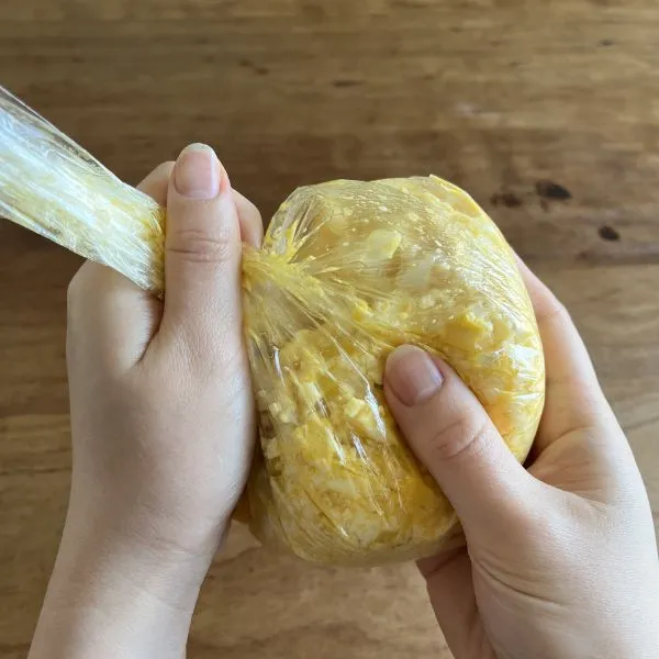 ポリ袋の上から具材を揉んで混ぜ合わせている様子（撮影：grapeフード編集部）