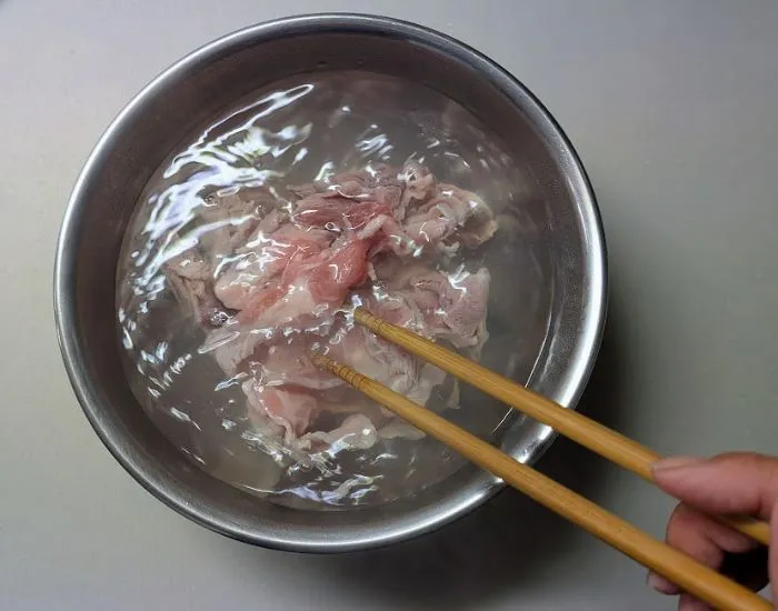 お湯に豚こま肉を入れる様子（撮影：grapeフード編集部）