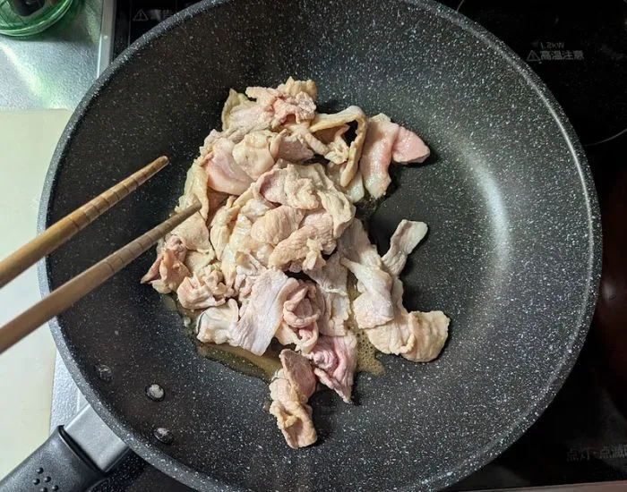 肉を炒める様子（撮影：grapeフード編集部）