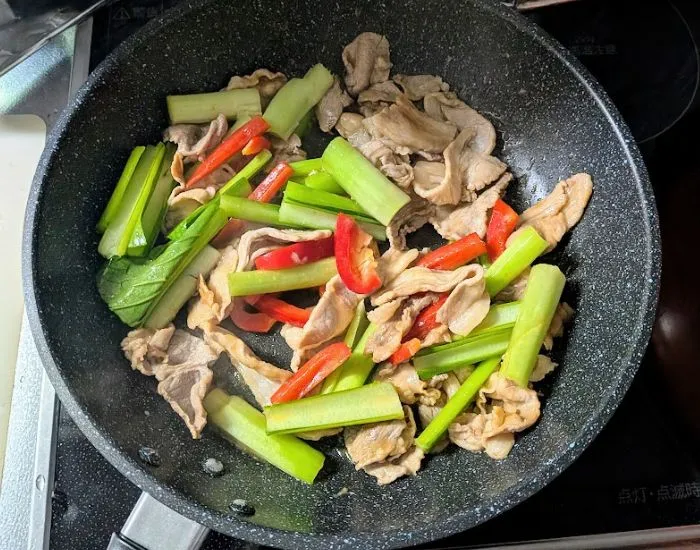 野菜を加えて炒める様子（撮影：grapeフード編集部）