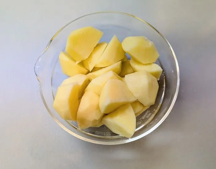 ジャガイモを切る様子（撮影：grapeフード編集部）