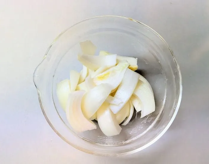 タマネギを切る様子（撮影：grapeフード編集部）