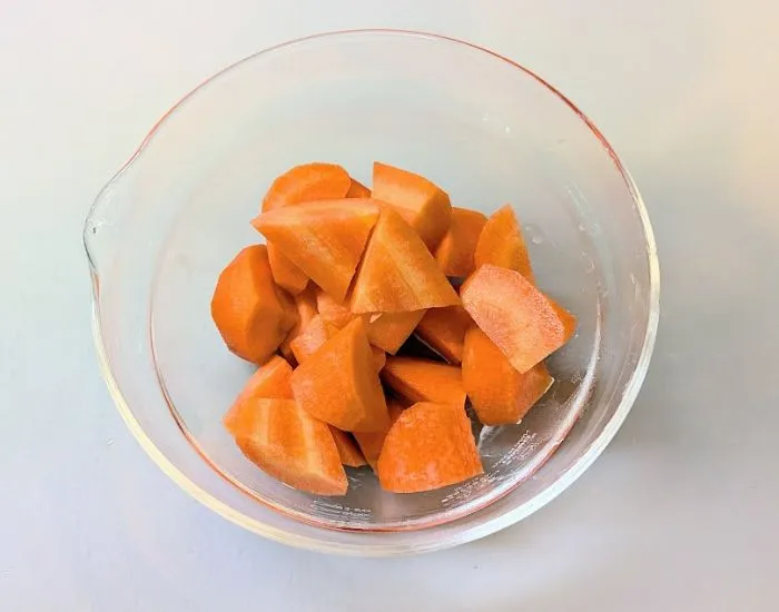 ニンジンを切る様子（撮影：grapeフード編集部）