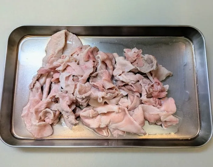 肉を切る様子（撮影：grapeフード編集部）