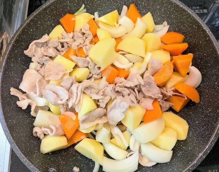 野菜を加える様子（撮影：grapeフード編集部）