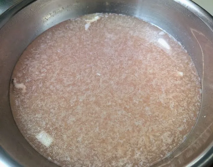 お湯に脂が浮いている様子（撮影：grapeフード編集部）