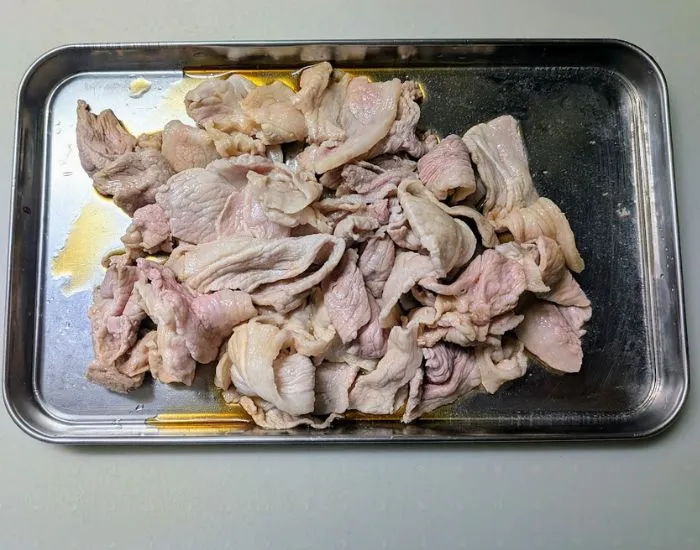 下味をつける様子（撮影：grapeフード編集部）