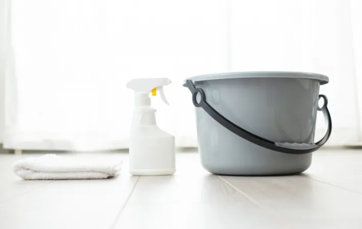 床に置かれた掃除道具