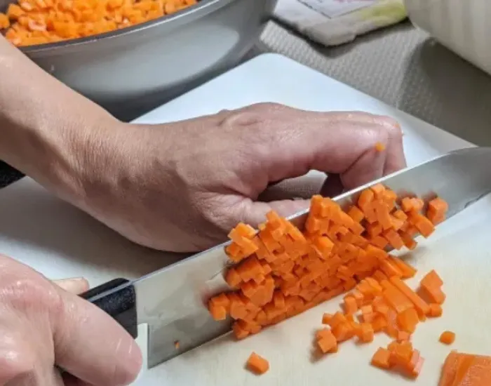 ニンジンを切っている様子