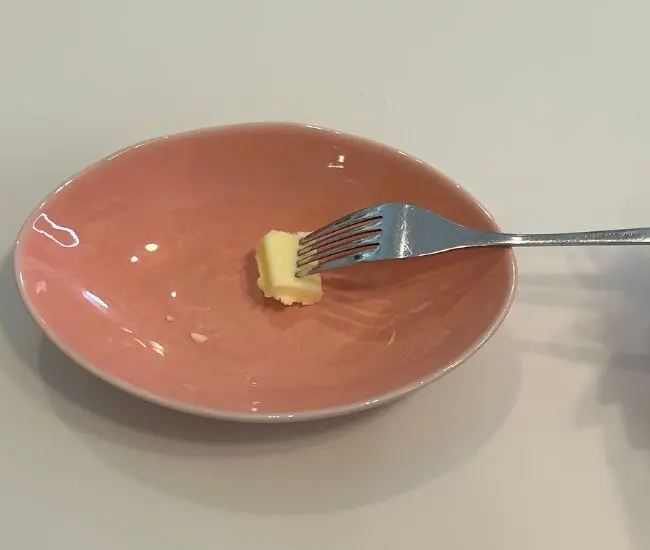 バターを塗る様子（撮影：grapeフード編集部）