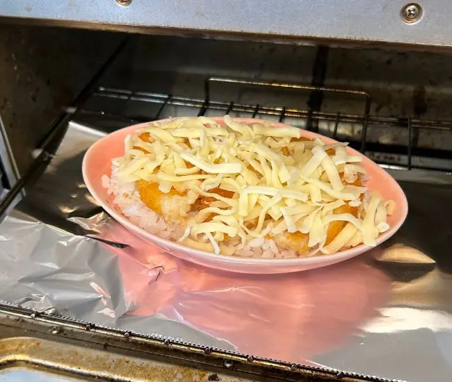 トースターに入れる様子（撮影：grapeフード編集部）