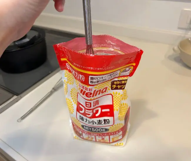 泡立て器で小麦粉を絡め取る様子（撮影：grapeフード編集部）