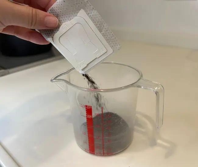 コーヒー粉を容器に取り出す様子（撮影：grapeフード編集部）