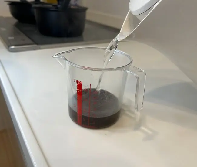 コーヒー粉にお湯を注ぐ様子（撮影：grapeフード編集部）