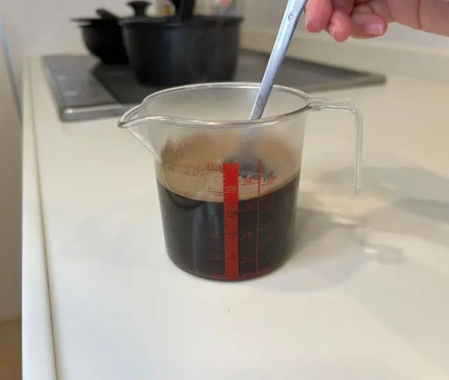 コーヒー粉を蒸らす様子（撮影：grapeフード編集部）