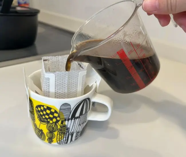 ドリップ袋でコーヒーをこす様子（撮影：grapeフード編集部）