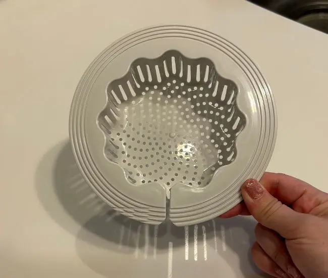 切り込みが入った排水口キャッチ（撮影：grapeライフハック編集部）