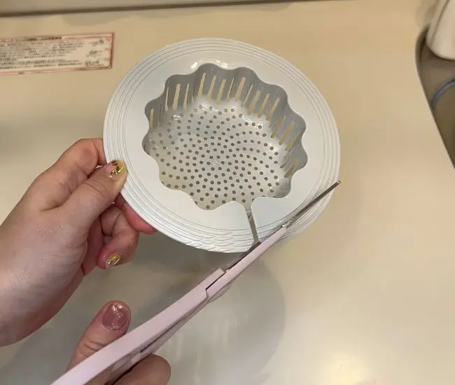 排水口キャッチを切っている様子（撮影：grapeライフハック編集部）