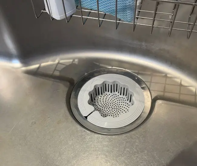排水口にセットした排水口キャッチ（撮影：grapeライフハック編集部）