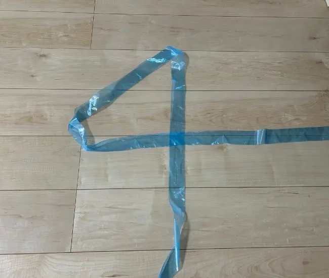 ビニール紐を4の形に置く様子（撮影：grapeライフハック編集部）