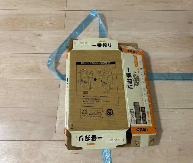 交差部分にダンボールを置く様子（撮影：grapeライフハック編集部）