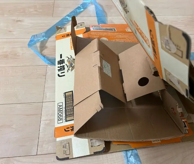 ダンボールを重ねる様子（撮影：grapeライフハック編集部）