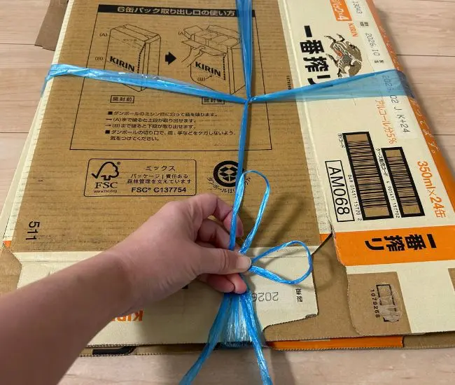 紐を輪に通す様子（撮影：grapeライフハック編集部）