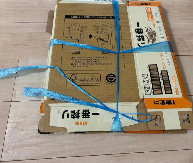 ダンボールを紐で縛る様子（撮影：grapeライフハック編集部）
