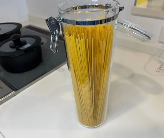 ペットボトルのキャップでパスタの量を測る様子（撮影：grapeフード編集部）