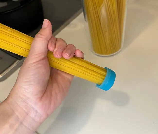 キャップの口に乾燥パスタを通した様子（撮影：grapeフード編集部）