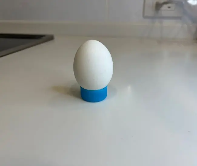 ペットボトルのキャップに卵を置いた様子（撮影：grapeフード編集部）
