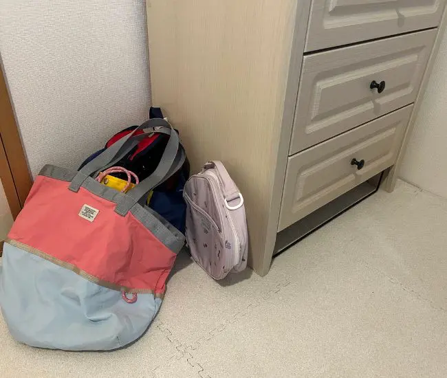 床に置かれたバッグ（撮影：grapeライフハック編集部）