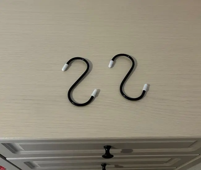 2つのS字フック（撮影：grapeライフハック編集部）