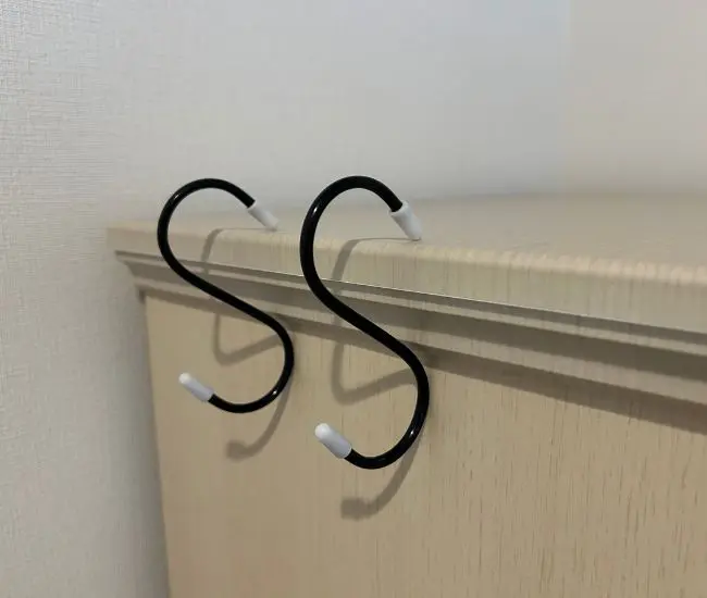 棚にS字フックを掛けた様子（撮影：grapeライフハック編集部）