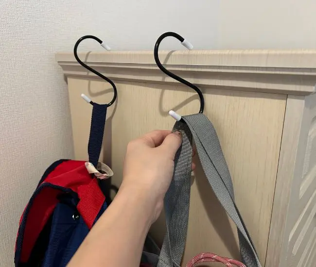 バッグを掛ける様子（撮影：grapeライフハック編集部）