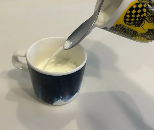 飲み物を注ぐ様子（撮影：grapeライフハック編集部）