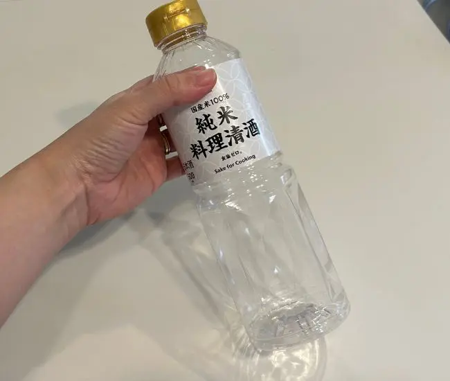 調味料を持っている様子（撮影：grapeライフハック編集部）