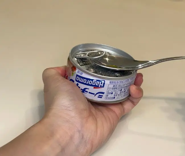 缶詰にスプーンを差し込む様子（撮影：grapeライフハック編集部）
