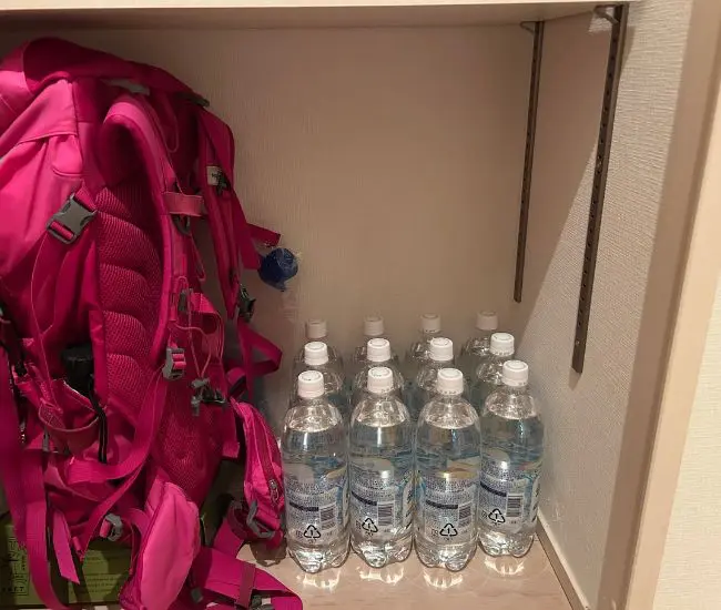 床にペットボトルを並べている様子（撮影：grapeライフハック編集部）