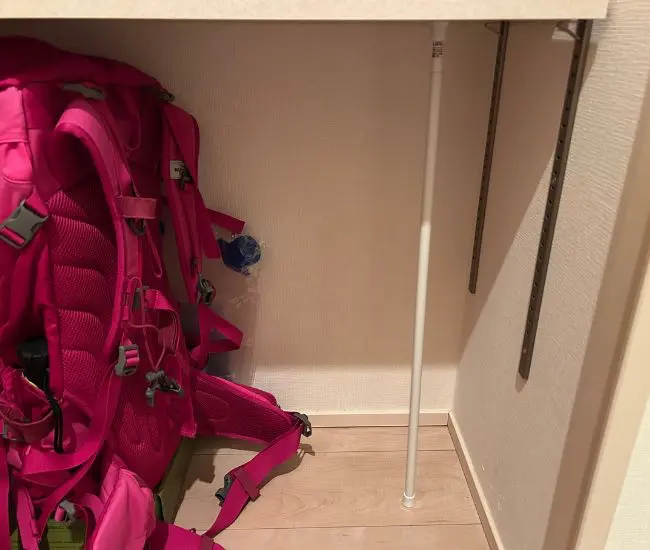 突っ張り棒を床から天井に設置した様子（撮影：grapeライフハック編集部）