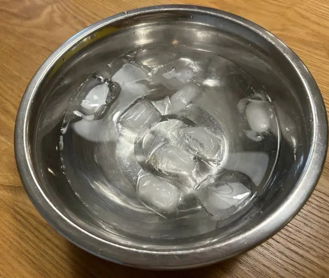 ボウルに氷水を用意した様子（撮影：grapeフード編集部）