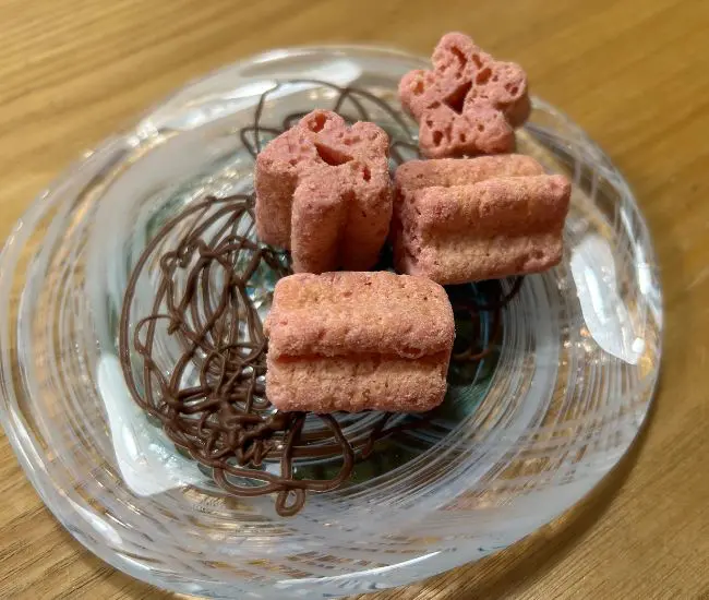 固まったチョコレートを皿に盛りつけた様子（撮影：grapeフード編集部）