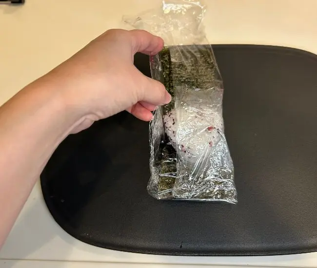 ラップを左右から折る様子（撮影：grapeフード編集部）