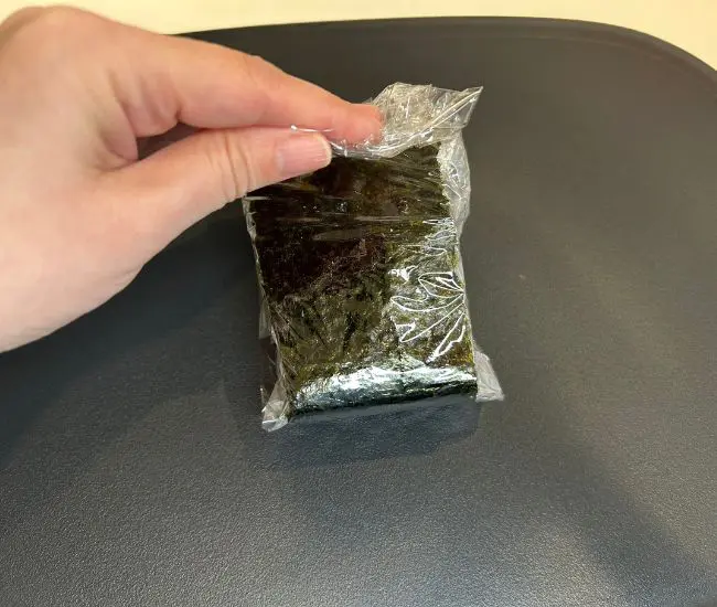 海苔を折りおにぎりを包む様子（撮影：grapeフード編集部）