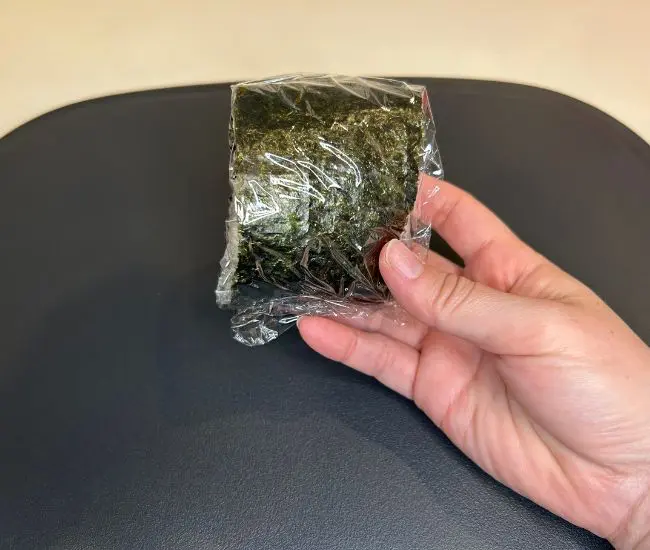 包んだおにぎり（撮影：grapeフード編集部）