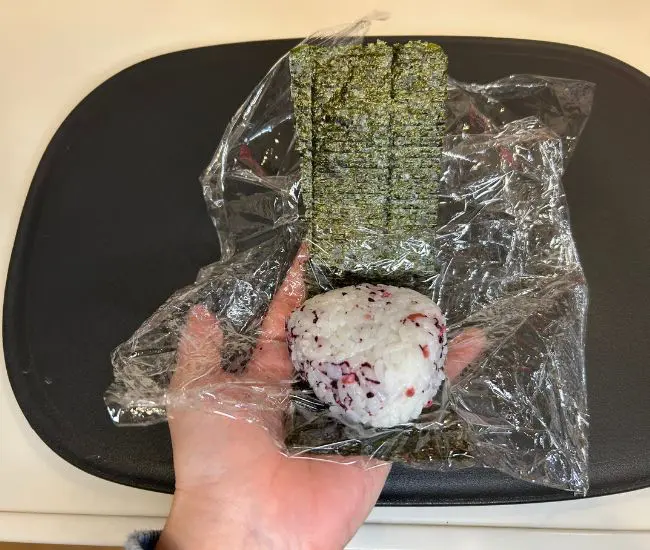 おにぎりを取り出す様子（撮影：grapeフード編集部）