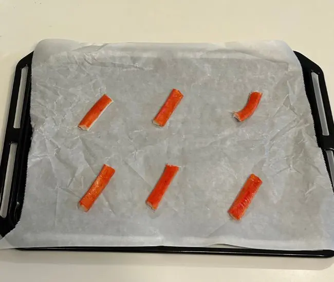 天板にカニカマを並べた様子（撮影：grapeフード編集部）